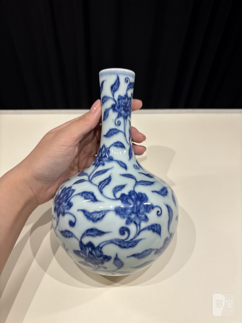 清雍正 青花缠枝花卉纹天球瓶 - 图5